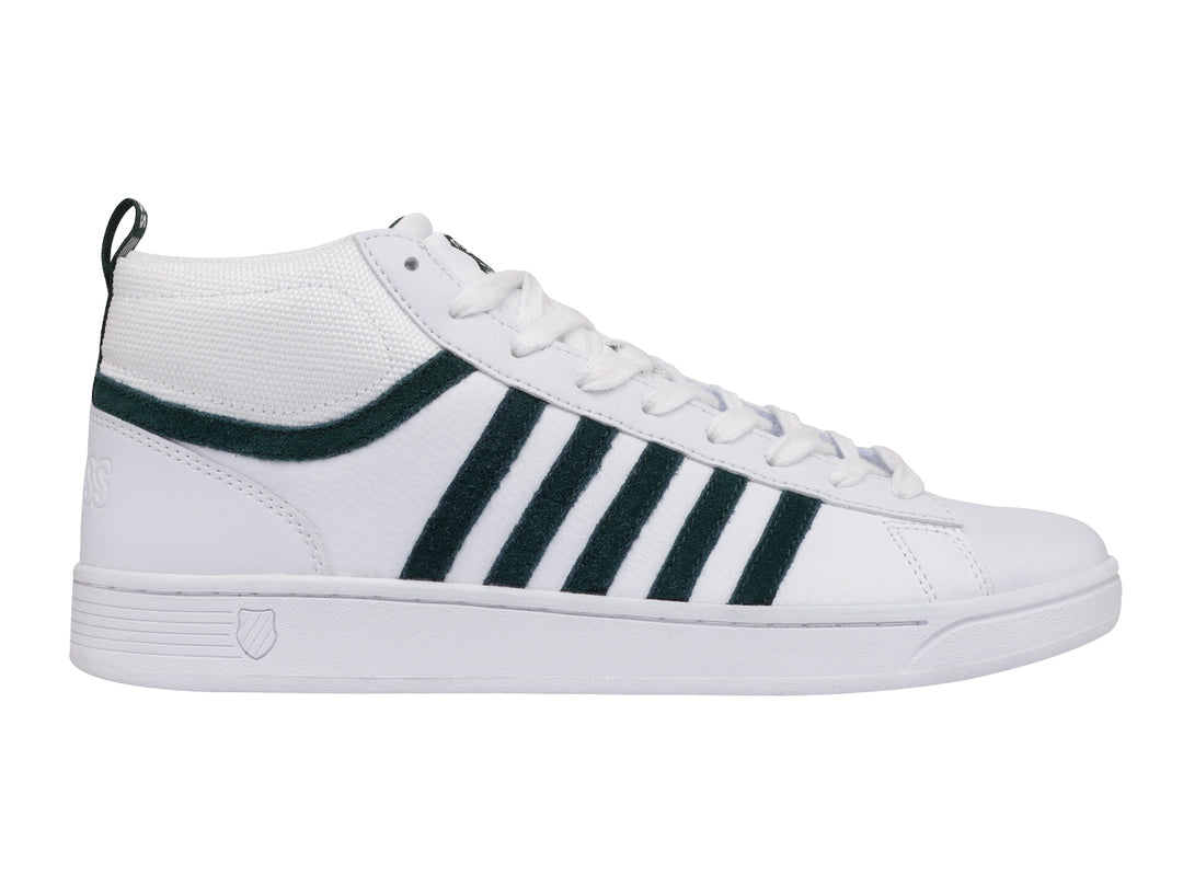Tenis K-Swiss blancos de corte medio con franjas laterales verdes y agujetas blancas.