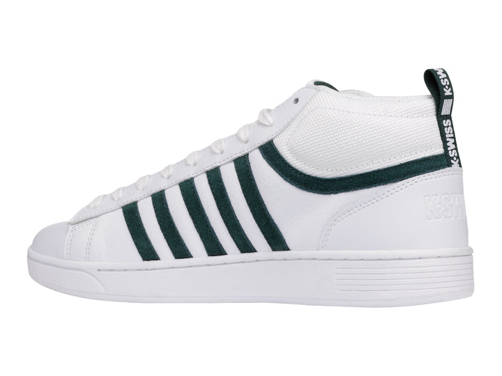 Tenis K-Swiss blancos de corte medio con franjas laterales verdes y agujetas blancas.