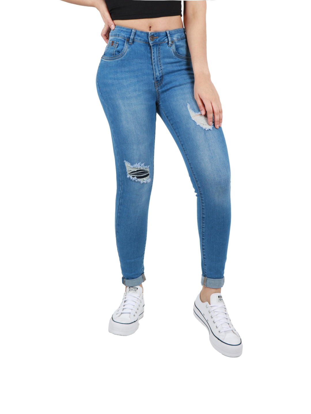 Pantalón de mezclilla azul para mujer con efecto desgastado y roturas en las rodillas.