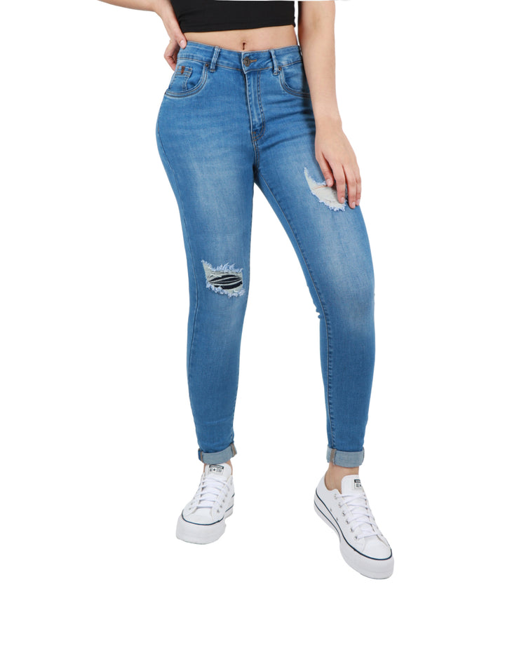 Pantalón de mezclilla azul para mujer con efecto desgastado y roturas en las rodillas.