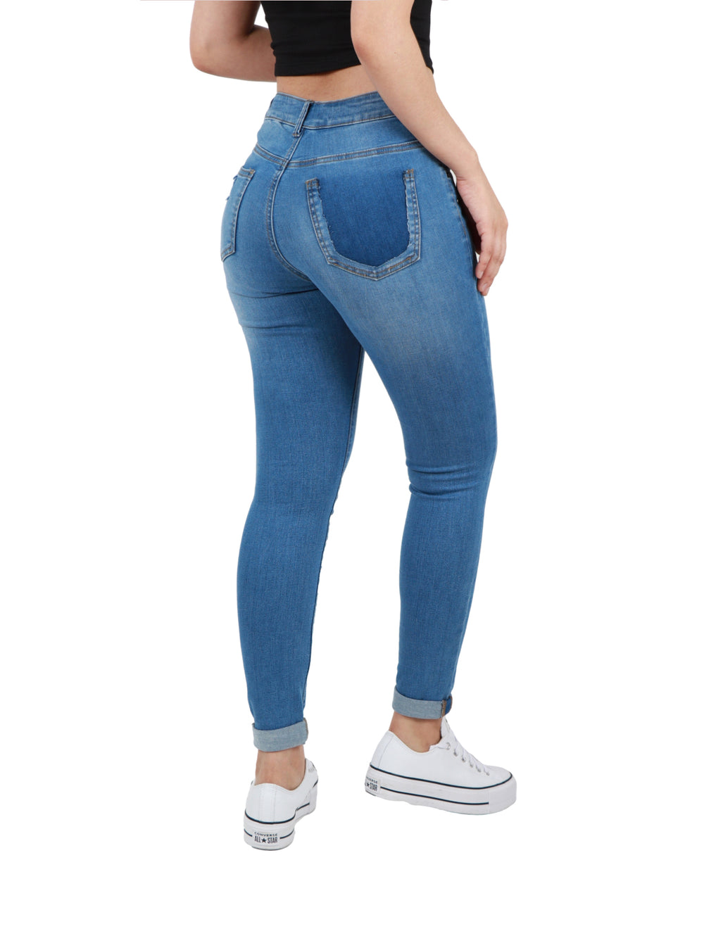 Pantalón de mezclilla azul para mujer con efecto desgastado y roturas en las rodillas.