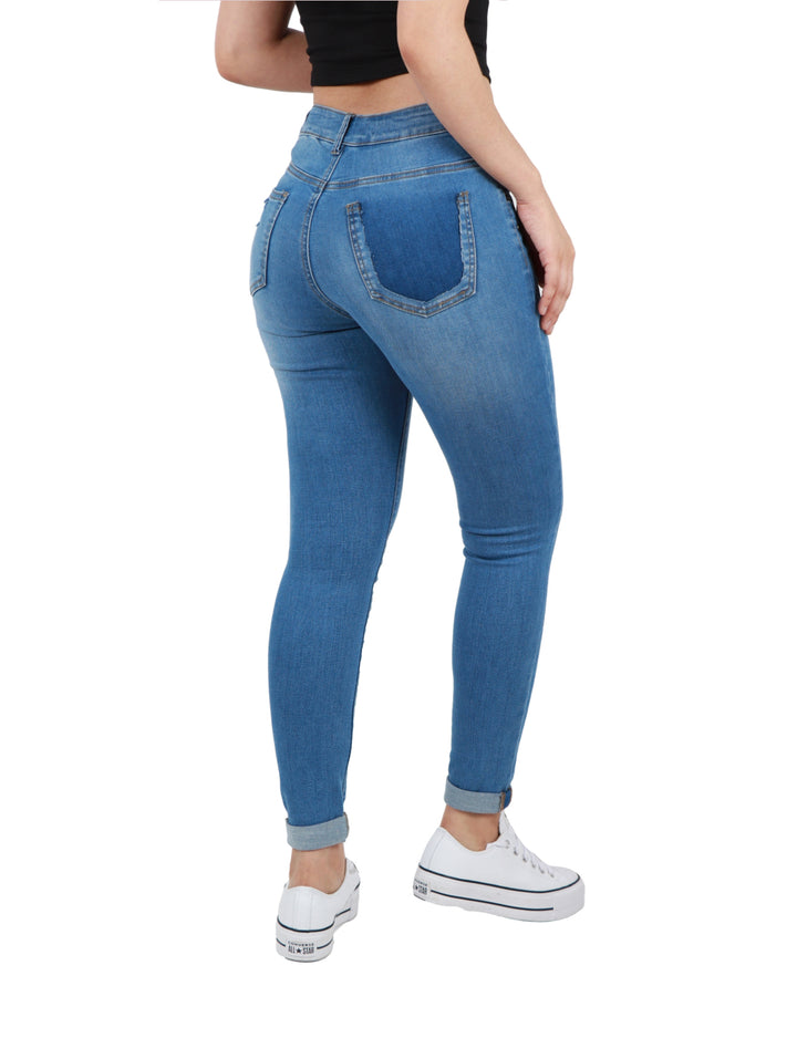 Pantalón de mezclilla azul para mujer con efecto desgastado y roturas en las rodillas.