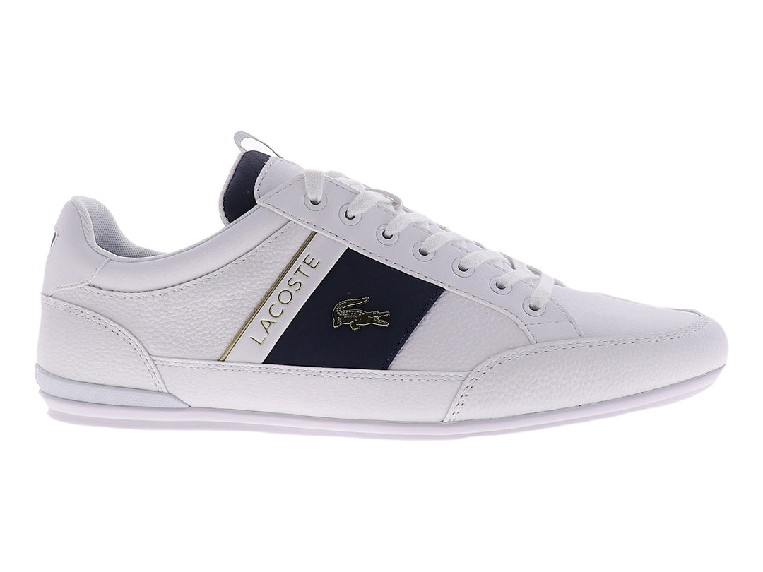 Tenis Lacoste blancos con franja azul marino lateral y logotipo del cocodrilo en dorado.
