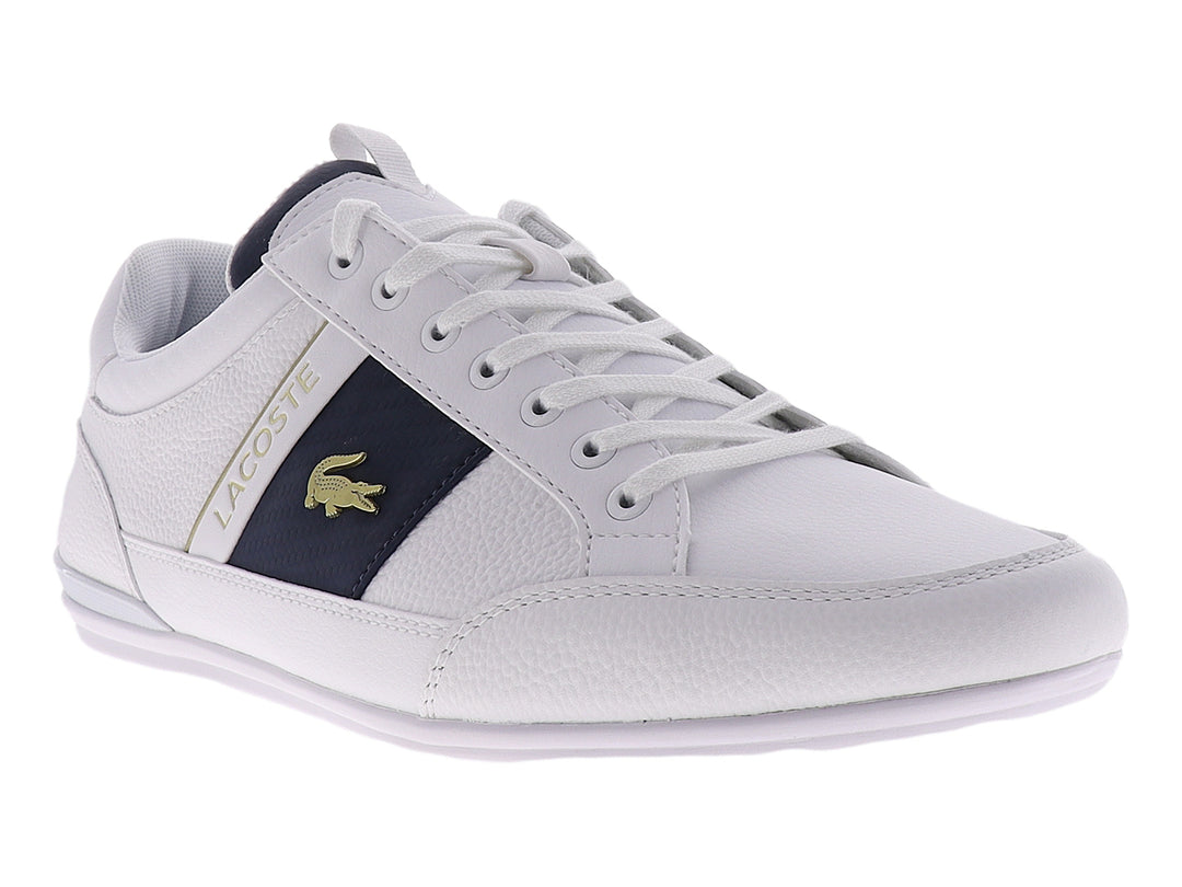 Tenis Lacoste blancos con franja azul marino lateral y logotipo del cocodrilo en dorado.