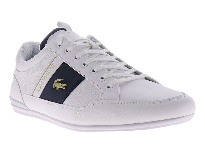 Tenis Lacoste blancos con franja azul marino lateral y logotipo del cocodrilo en dorado.
