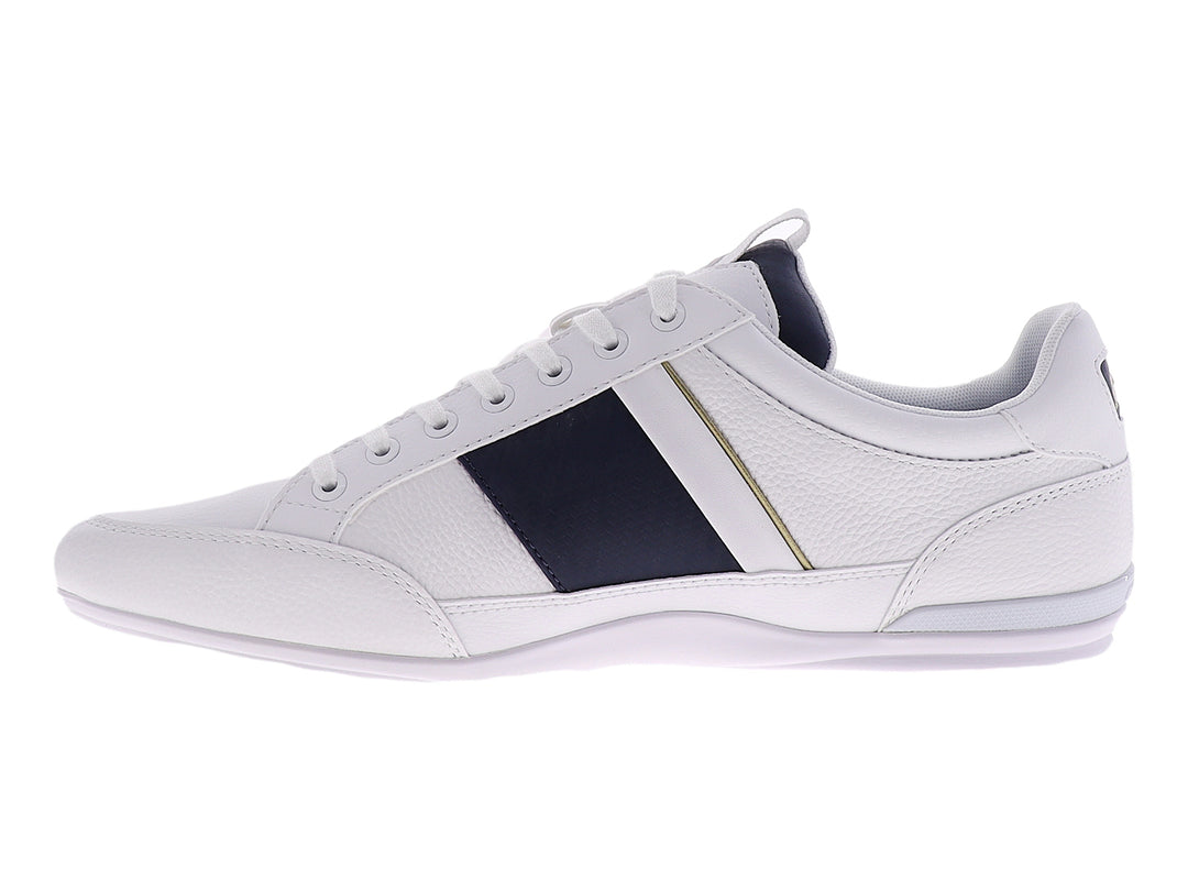 Tenis Lacoste blancos con franja azul marino lateral y logotipo del cocodrilo en dorado.