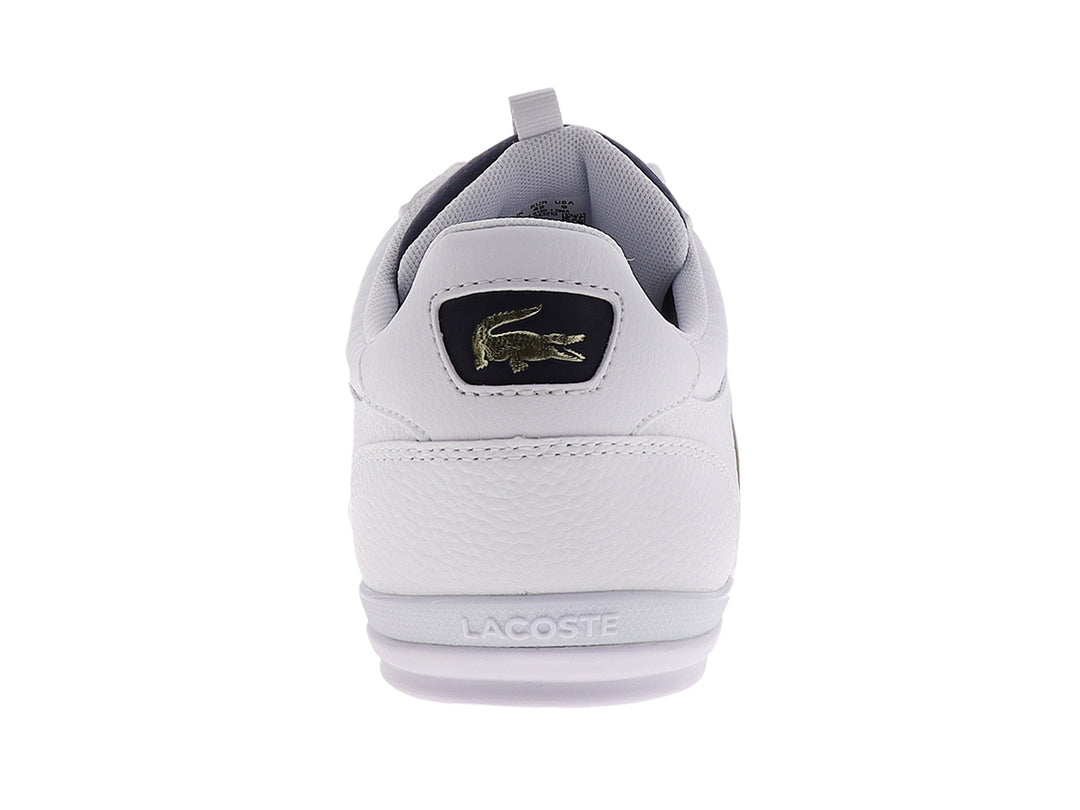 Tenis Lacoste blancos con franja azul marino lateral y logotipo del cocodrilo en dorado.