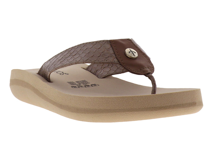Sandalia de dedo color oro rosado con textura de piel de serpiente y suela beige.