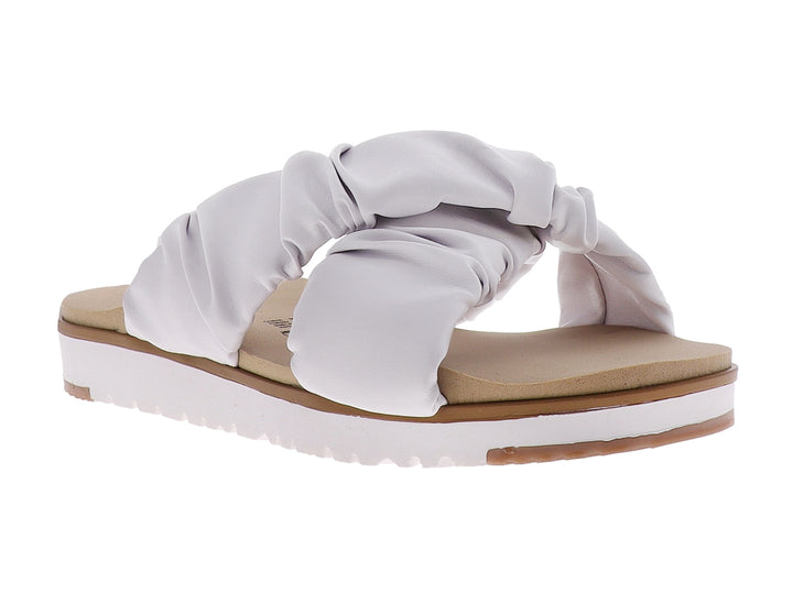 Sandalia blanca para mujer con tira ancha anudada y suela plana blanca.