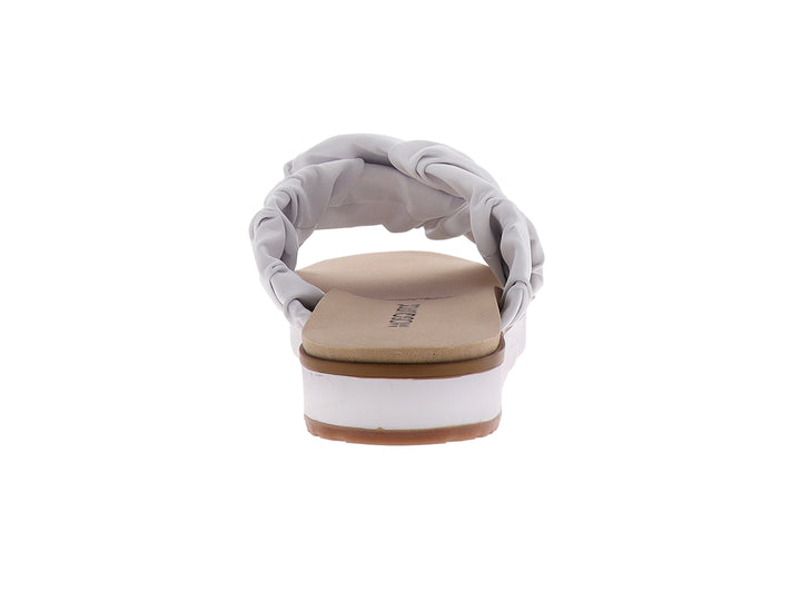 Sandalia blanca para mujer con tira ancha anudada y suela plana blanca.