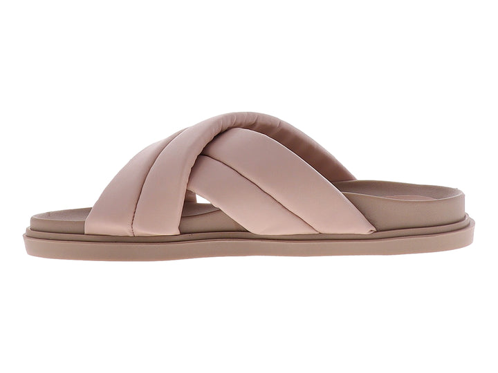 Sandalias color beige con tiras acolchadas cruzadas y suela plana.