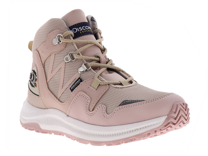 Bota de excursionismo color rosa marca Discovery con suela blanca y detalles de malla.