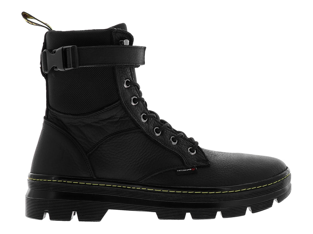 Bota negra de caña alta con suela track, cordones y correa ajustable en el tobillo.