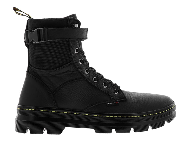 Bota negra de caña alta con suela track, cordones y correa ajustable en el tobillo.