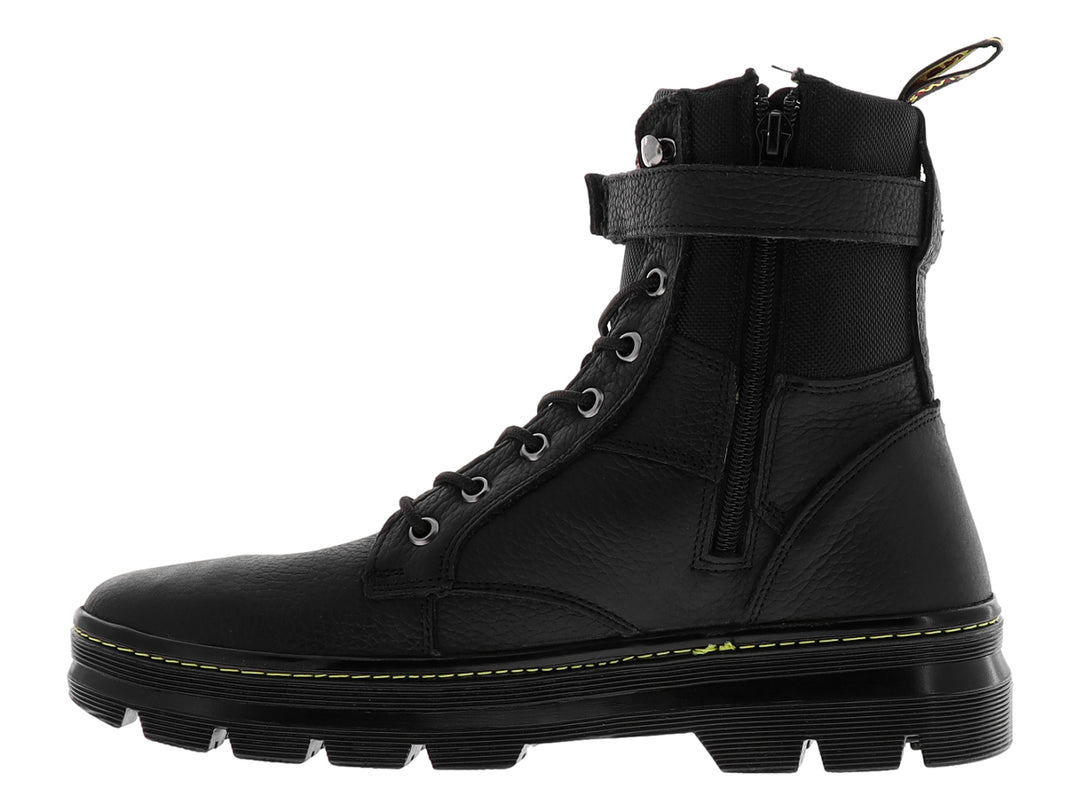 Bota negra de caña alta con suela track, cordones y correa ajustable en el tobillo.