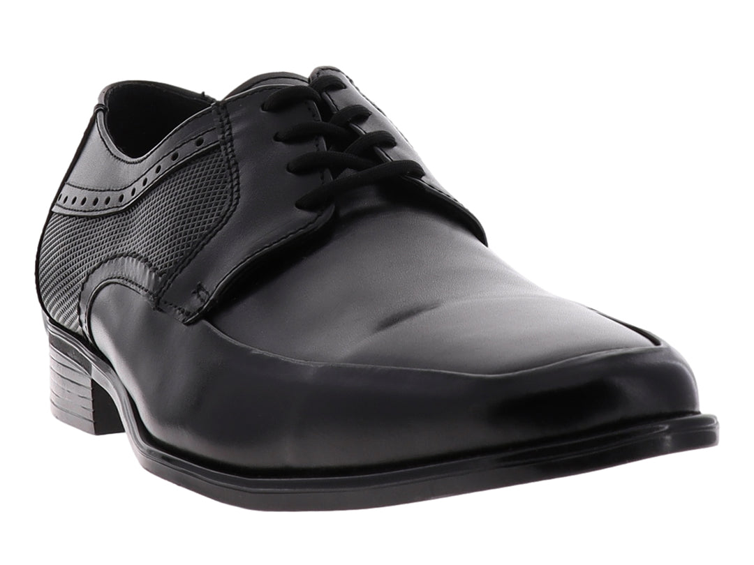 Zapato formal de hombre color negro con cordones y detalles texturizados en el costado.