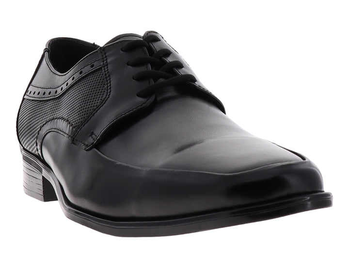 Zapato formal de hombre color negro con cordones y detalles texturizados en el costado.