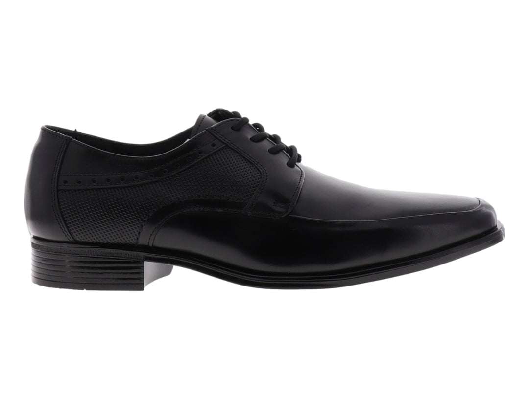 Zapato formal de hombre color negro con cordones y detalles texturizados en el costado.