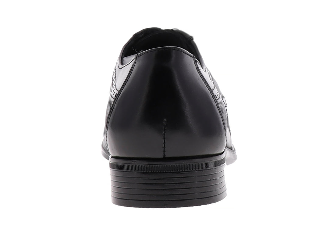 Zapato formal de hombre color negro con cordones y detalles texturizados en el costado.