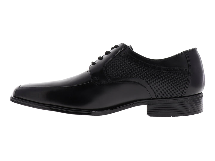 Zapato formal de hombre color negro con cordones y detalles texturizados en el costado.