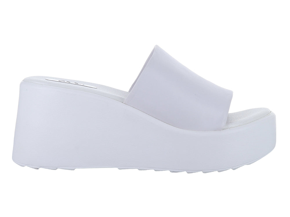 Sandalia de plataforma blanca para mujer con diseño minimalista y banda ancha superior.