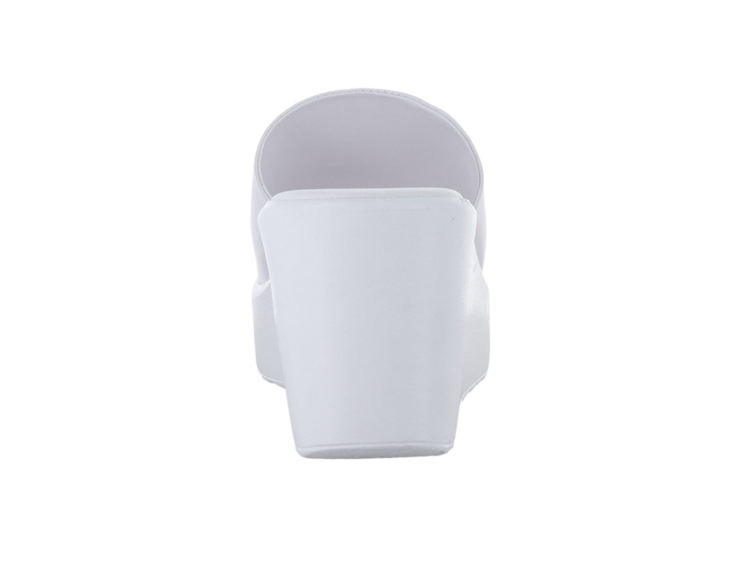 Sandalia de plataforma blanca para mujer con diseño minimalista y banda ancha superior.