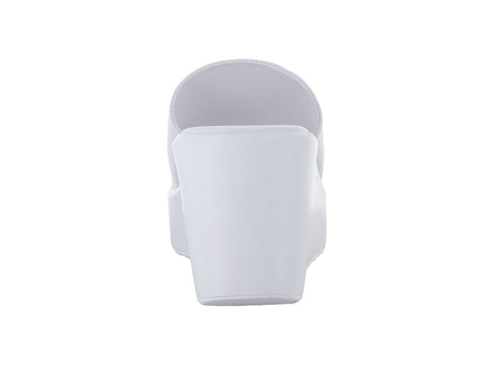 Sandalia de plataforma blanca para mujer con diseño minimalista y banda ancha superior.