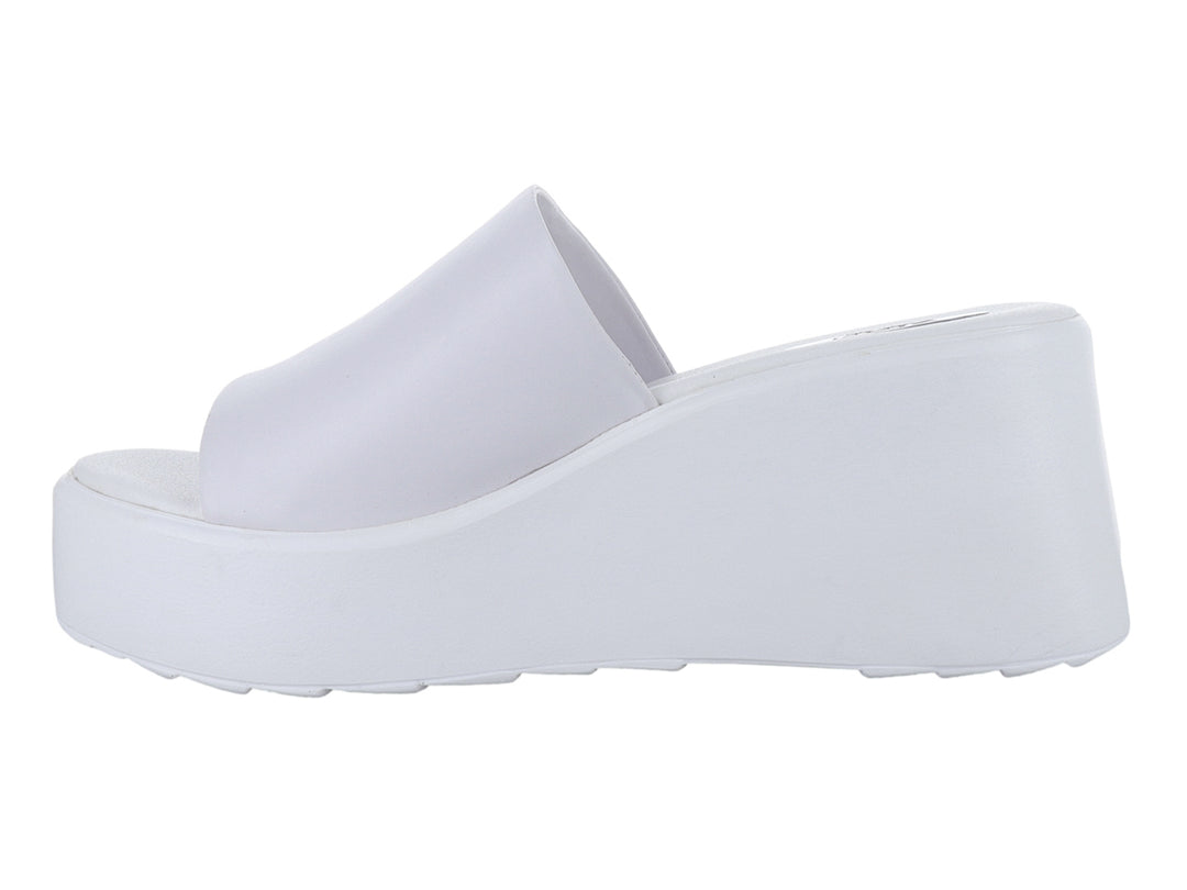 Sandalia de plataforma blanca para mujer con diseño minimalista y banda ancha superior.