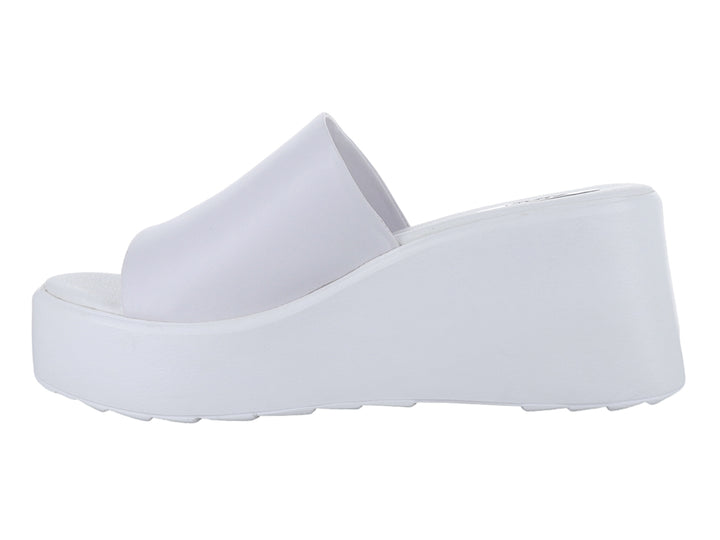 Sandalia de plataforma blanca para mujer con diseño minimalista y banda ancha superior.