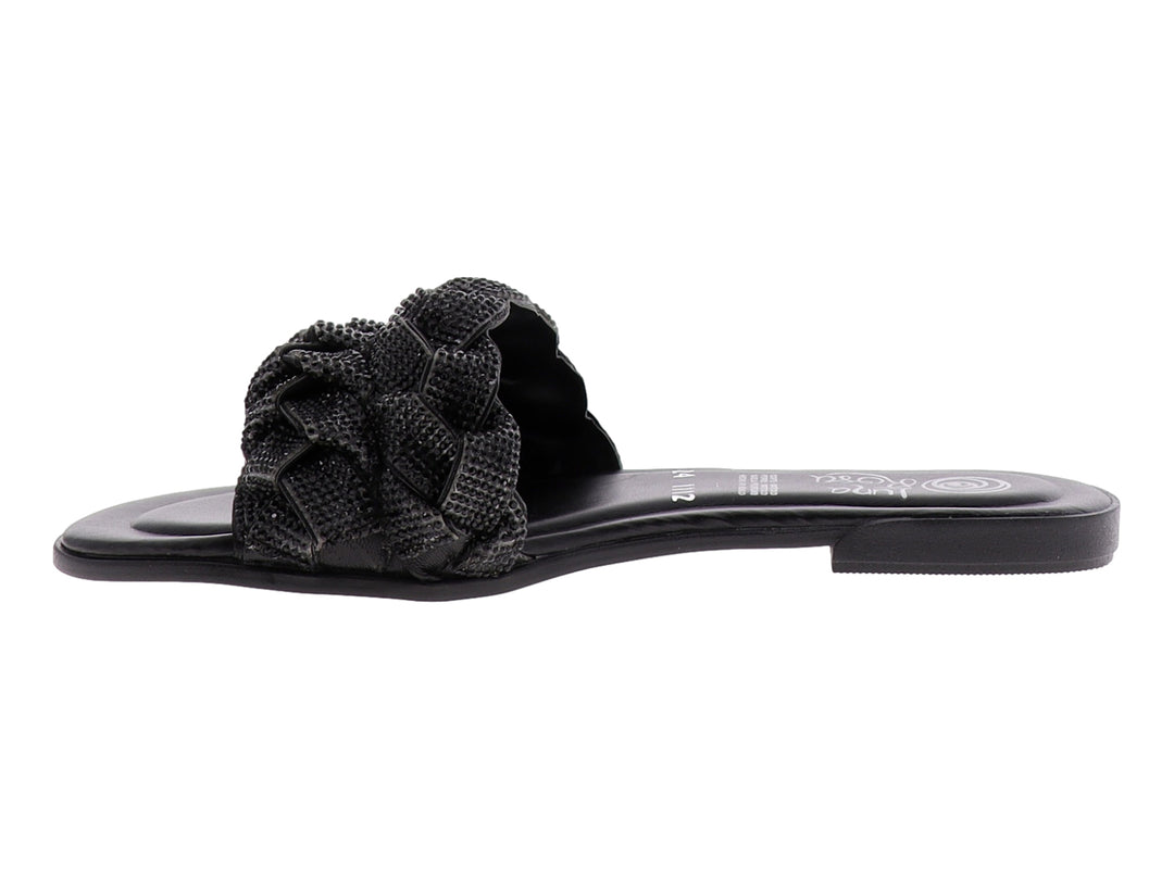 Sandalia plana de color negro con correa ancha trenzada.