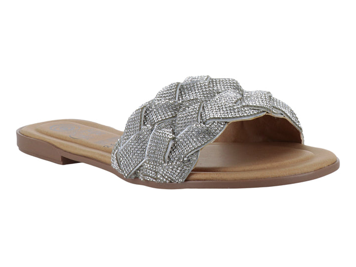 Sandalia plana para mujer en color plata con tira trenzada brillante y suela marrón.