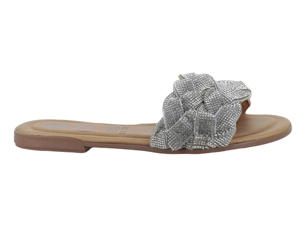 Sandalia plana para mujer en color plata con tira trenzada brillante y suela marrón.
