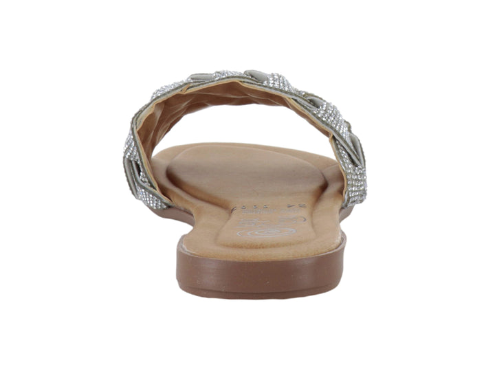 Sandalia plana para mujer en color plata con tira trenzada brillante y suela marrón.