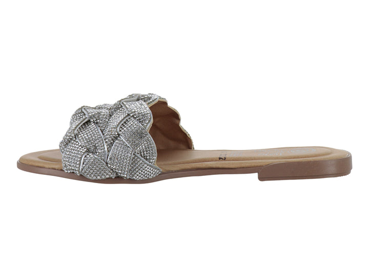 Sandalia plana para mujer en color plata con tira trenzada brillante y suela marrón.