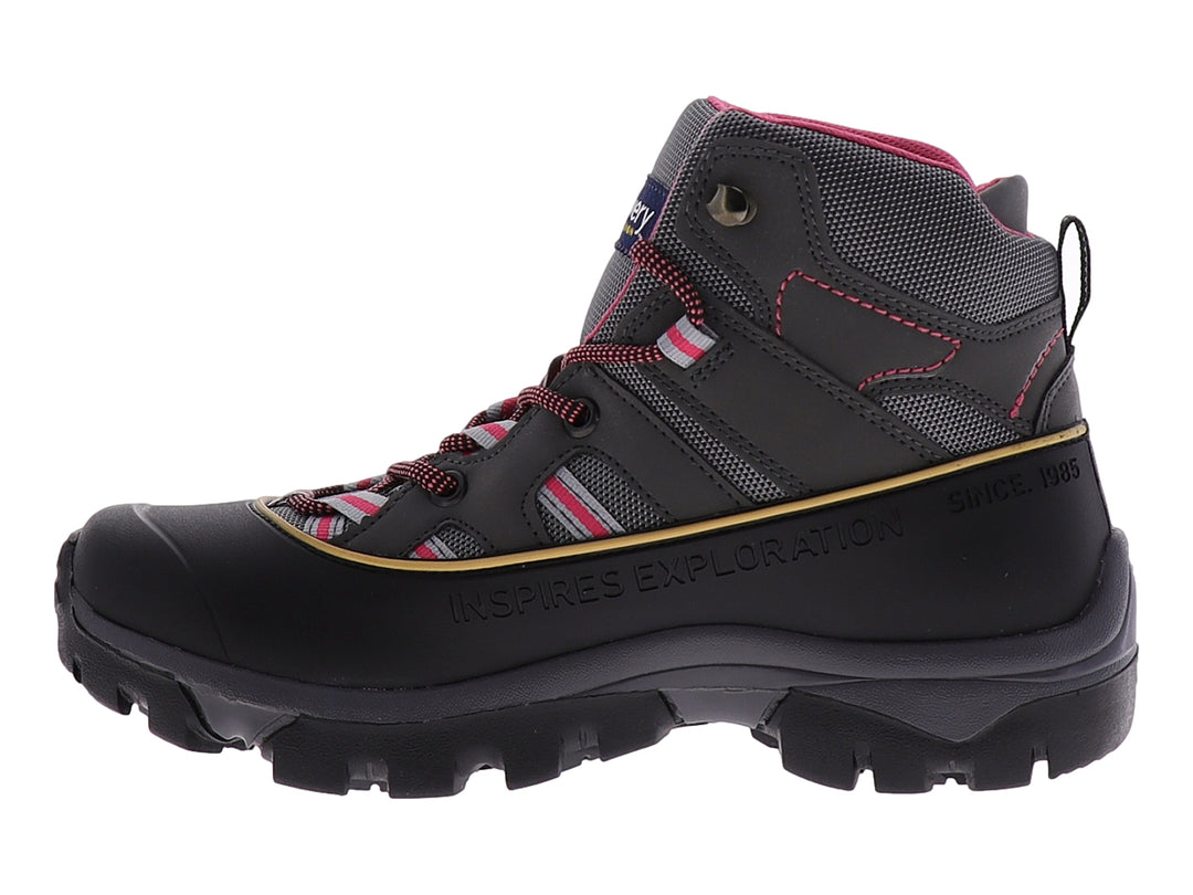 Bota de excursionismo Discovery en color gris y negro con detalles en rosa y suela resistente.