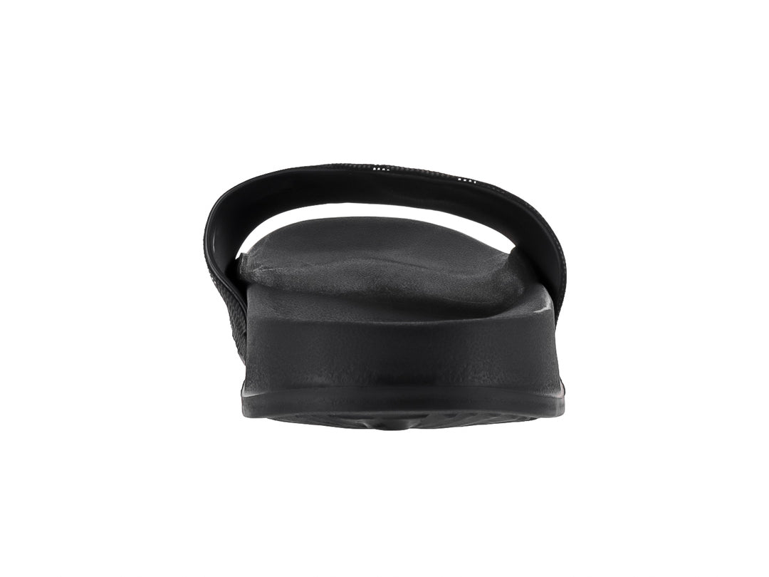 Sandalia negra de material sintético con banda superior en estampado de camuflaje gris y negro.