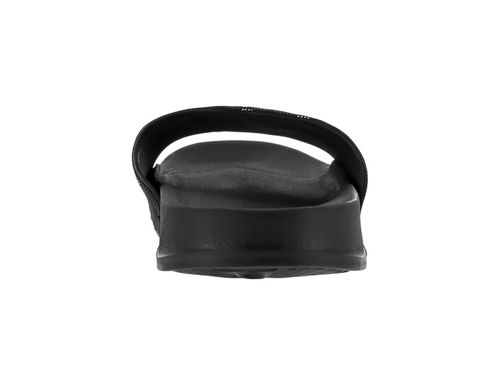 Sandalia negra de material sintético con banda superior en estampado de camuflaje gris y negro.