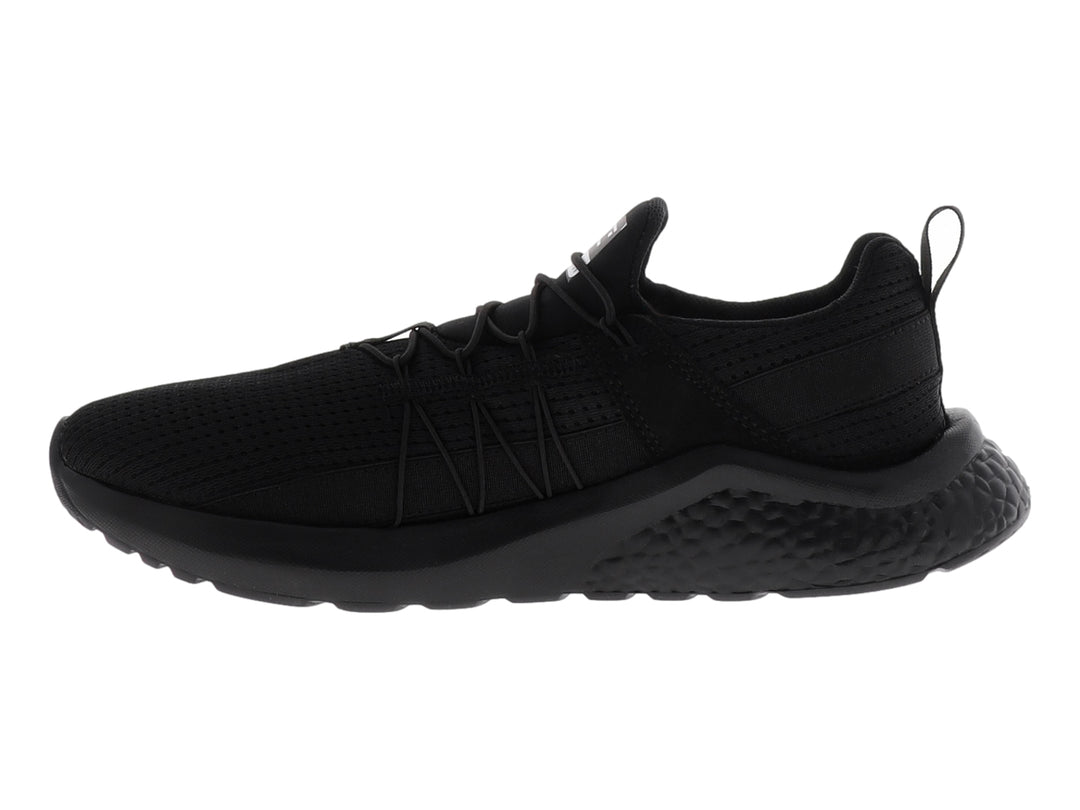 Tenis deportivos de baloncesto color negro con suela texturizada y parte superior de malla.