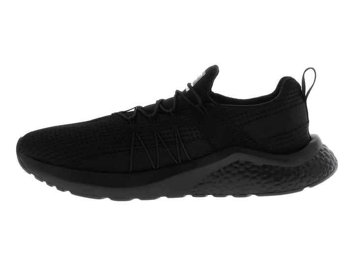 Tenis deportivos de baloncesto color negro con suela texturizada y parte superior de malla.