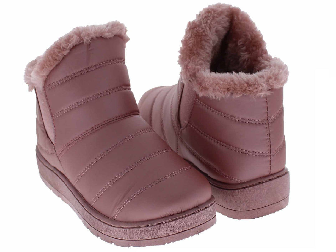 Par de botas para nieve color rosa con forro de peluche en la parte superior.
