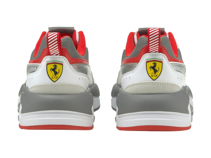 Tenis PUMA Ferrari Race X-Ray 2 en color blanco con detalles en gris y rojo, vista lateral.