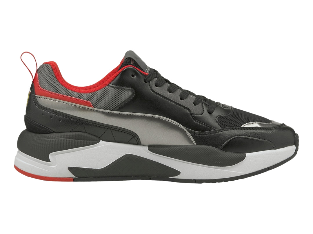 Tenis PUMA Ferrari Race X-Ray 2 en color negro con detalles en gris, blanco y rojo.