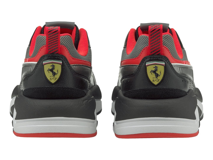 Tenis PUMA Ferrari Race X-Ray 2 en color negro con detalles en gris, blanco y rojo.