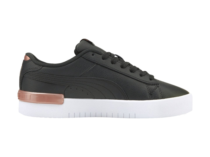 Tenis PUMA JADA color negro con suela blanca y detalles en oro rosa.