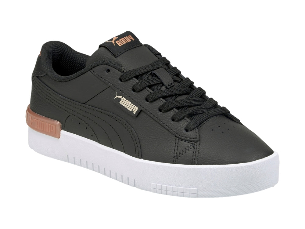 Tenis PUMA JADA color negro con suela blanca y detalles en oro rosa.