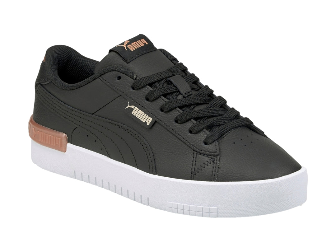 Tenis PUMA JADA color negro con suela blanca y detalles en oro rosa.