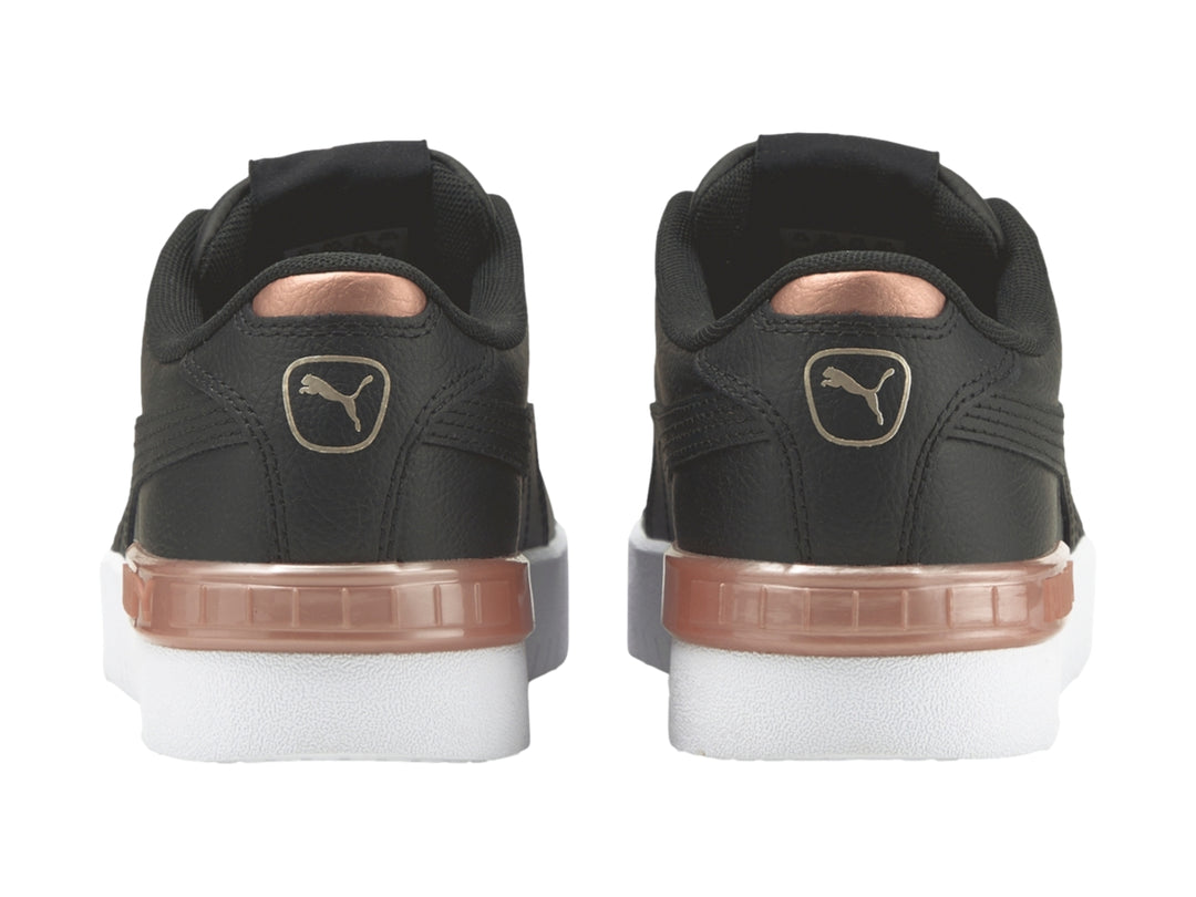 Tenis PUMA JADA color negro con suela blanca y detalles en oro rosa.