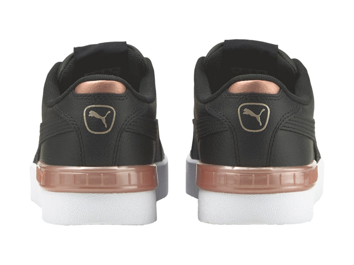 Tenis PUMA JADA color negro con suela blanca y detalles en oro rosa.