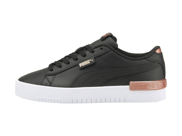 Tenis PUMA JADA color negro con suela blanca y detalles en oro rosa.