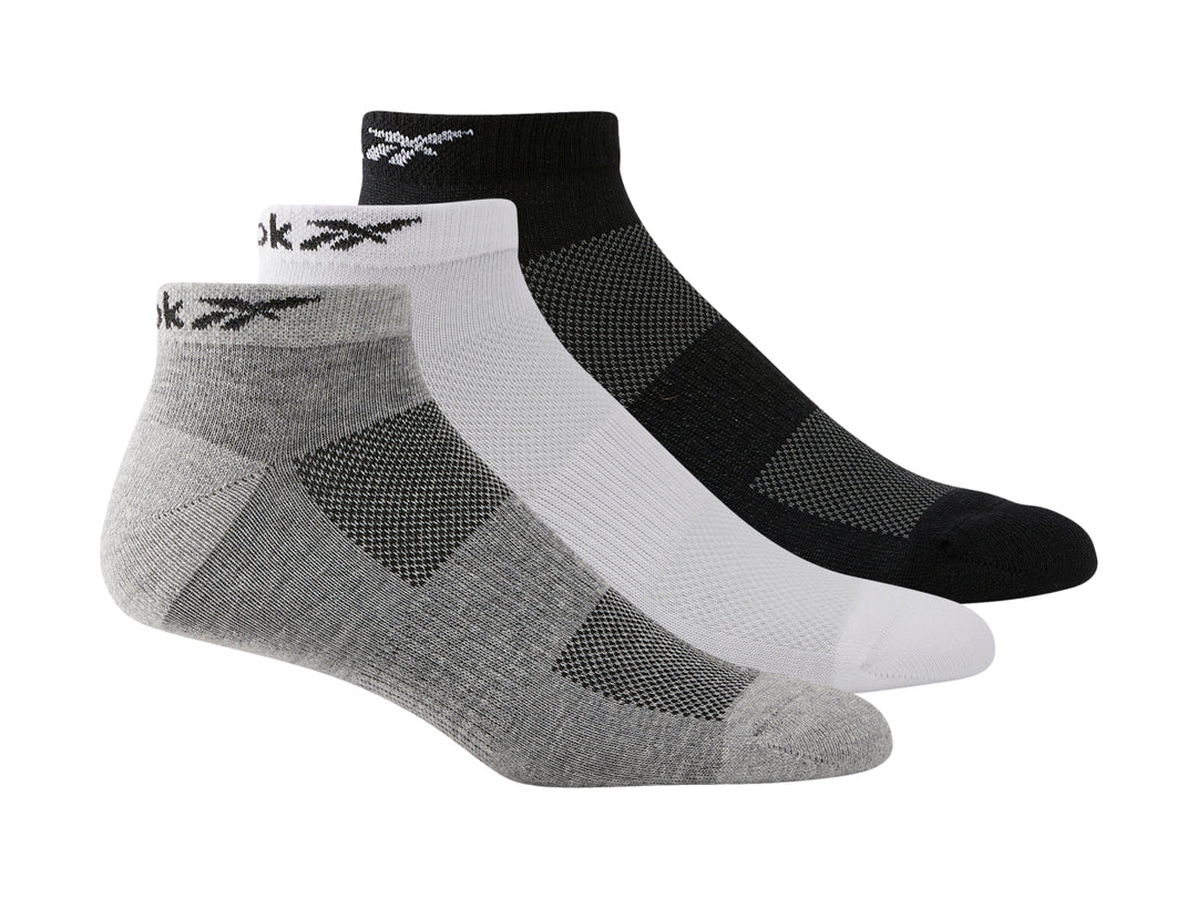Paquete de tres pares de calcetas Reebok de corte bajo en colores gris, blanco y negro.